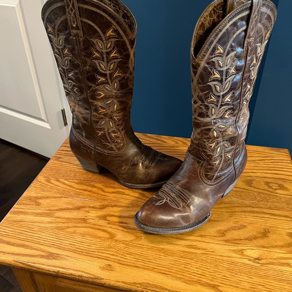 Like new Women’s Lariat Cowboy Boots size 8